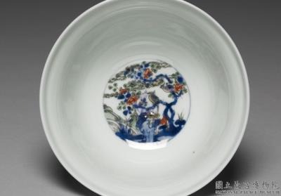 图片[3]-Stem bowl with decoration of flowers and birds in wucai polychrome enamels on a white ground, Qing dynasty (1644-1911)-China Archive